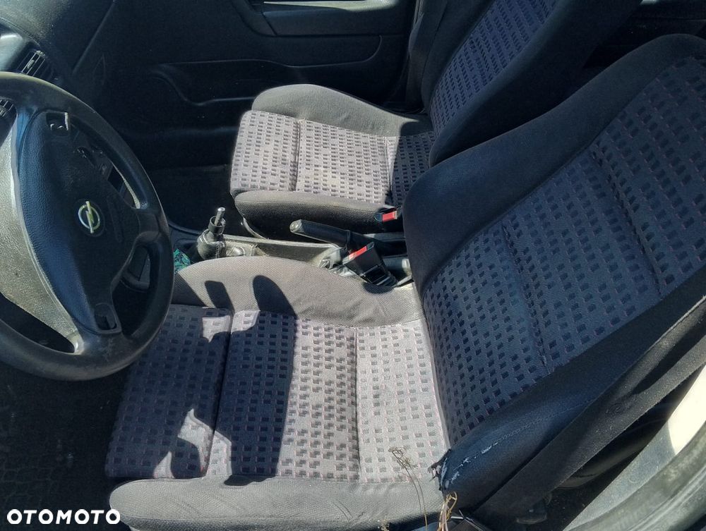 Opel Astra G (98-09r.) 1.6 B 74KM. Silnik X16SZR Skrzynia MG4 lakier 81L. Cały na części. GWARANCJA !!!  Przód Tył Zestaw Komplet Drzwi Klapa Zderzak Błotnik Maska Grill Atrapa Szyba Pas Lampa Lusterko Boczki Fotel Kanapa Kokpit Deska Rozdzielcza Przełącznik Włącznik Sterownik Przewody Wiązka Instalacja Moduł Komputer Czujnik Listwa Pompa Alternator Wtryski Głowica Rozrusznik Kompresor Sprzęgło Dwumas Silnik Skrzynia ABS Klimatyzacji Paliwa Wspomagania Kolektor Turbina Przepustnica Zawór Chłodnica Koło Hak Belka Sanki Zawieszenie Mcpherson Półoś Amortyzator Wydech Tłumik Zacisk Most - 7