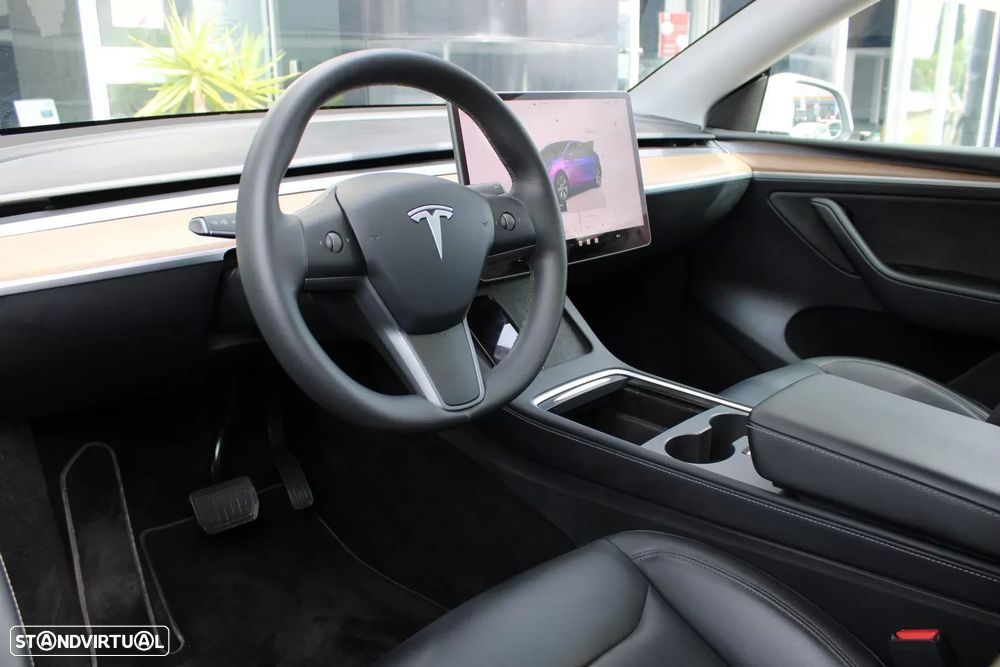 Tesla Model Y Standard — fotografia 15