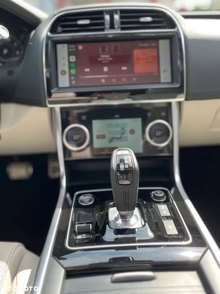 Jaguar XE 2.0 P250 R-Dynamic SE - 3