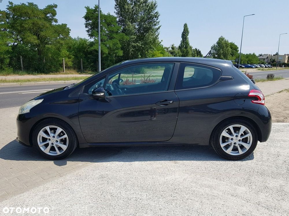 Peugeot 208 - 8