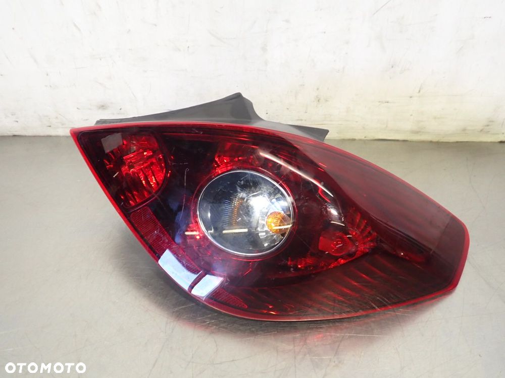 LAMPA PRAWA TYLNA DYMIONA OPEL CORSA D 89316522 - 2