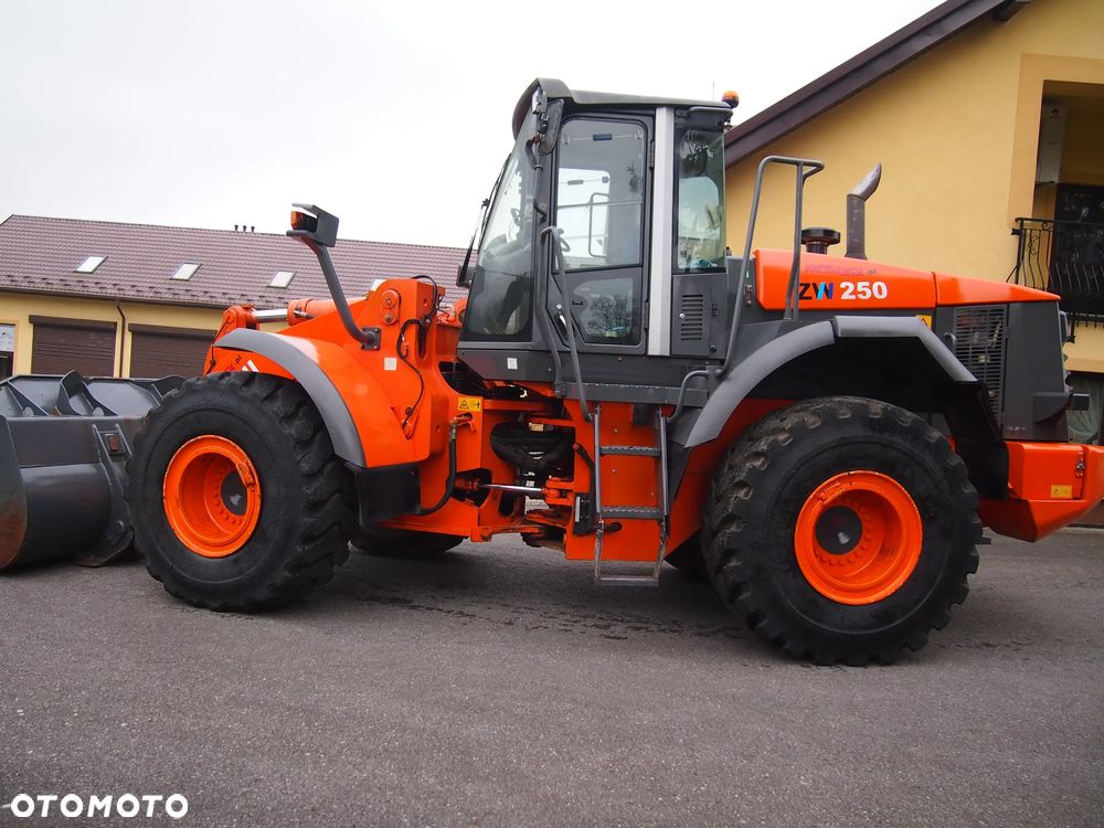 Ładowarka Hitachi ZW250 - 6