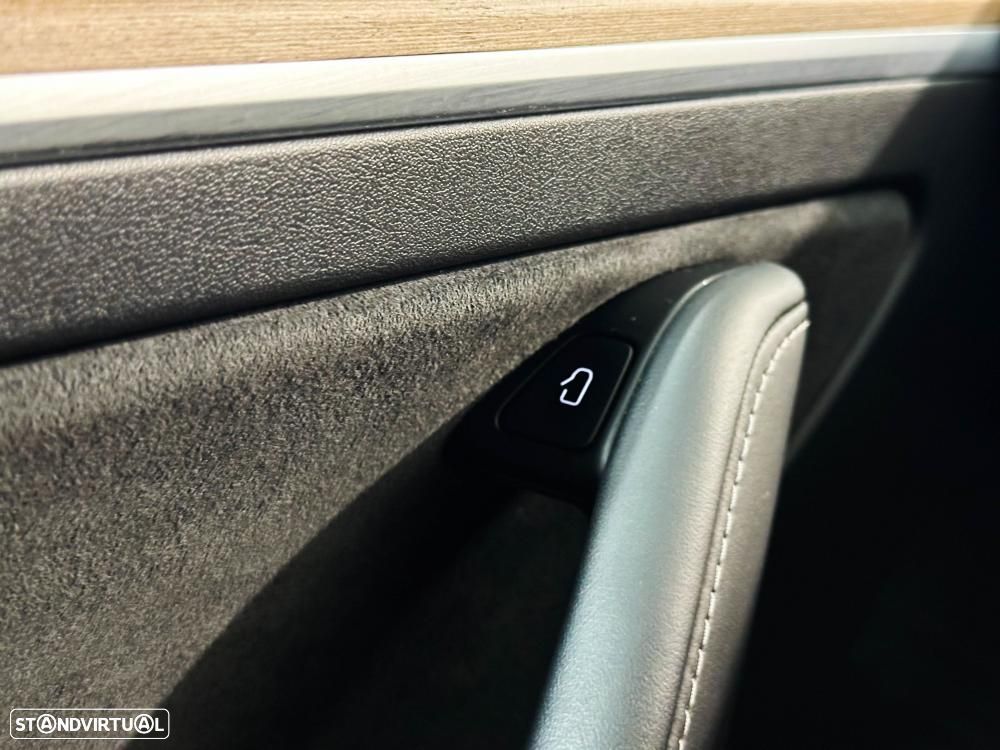 Tesla Model Y Long Range Dual Motor AWD - 45