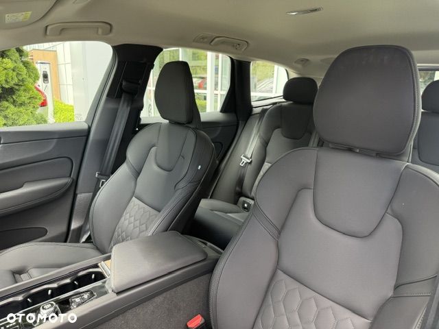 Volvo XC 60 B5 B AWD Plus Dark - 24