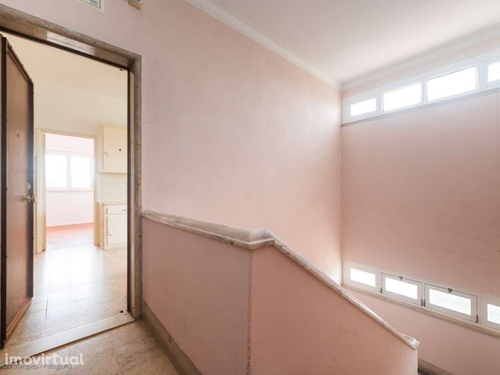 Fantástico Terraço! Vista desafogada. Muito soalheiro. Autocarros à... - Grande imagem: 2/49