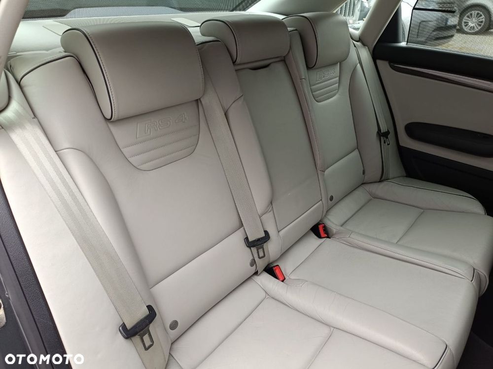 Audi RS4 Limousine - 36