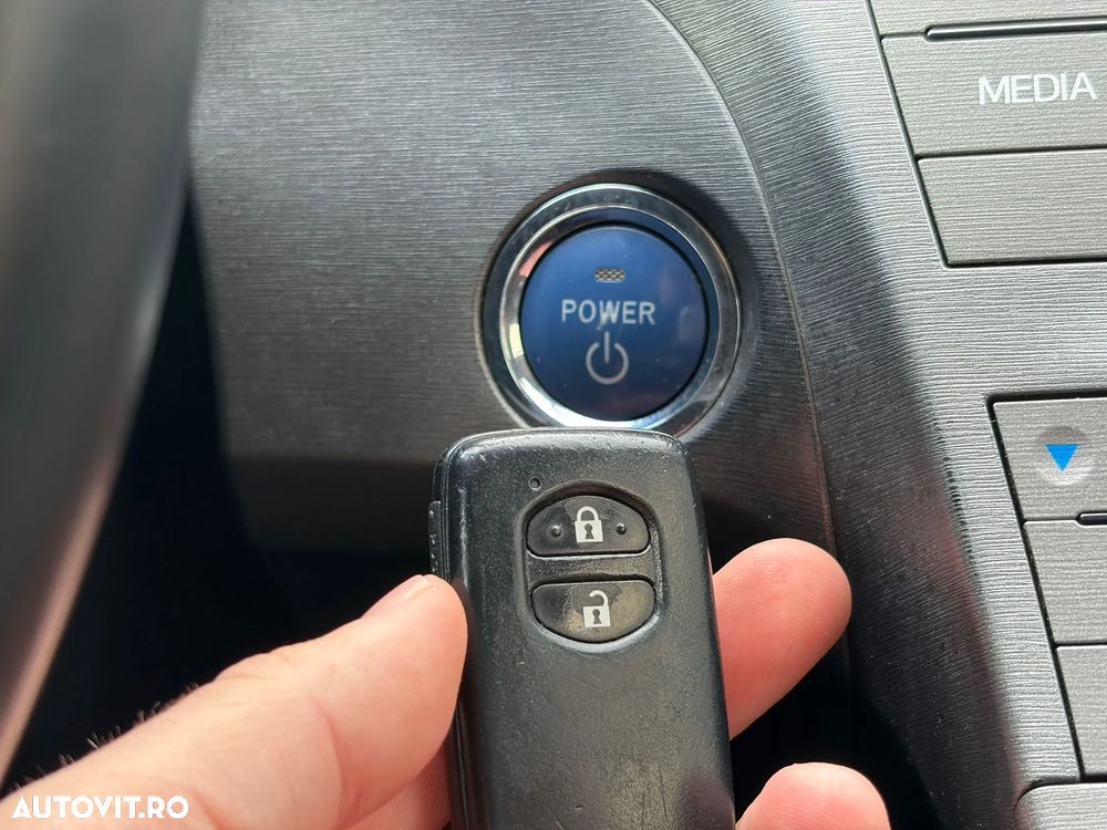 Toyota Prius (Hybrid) Executive - 17