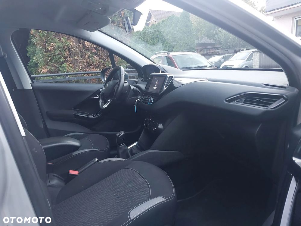 Peugeot 208 - 8