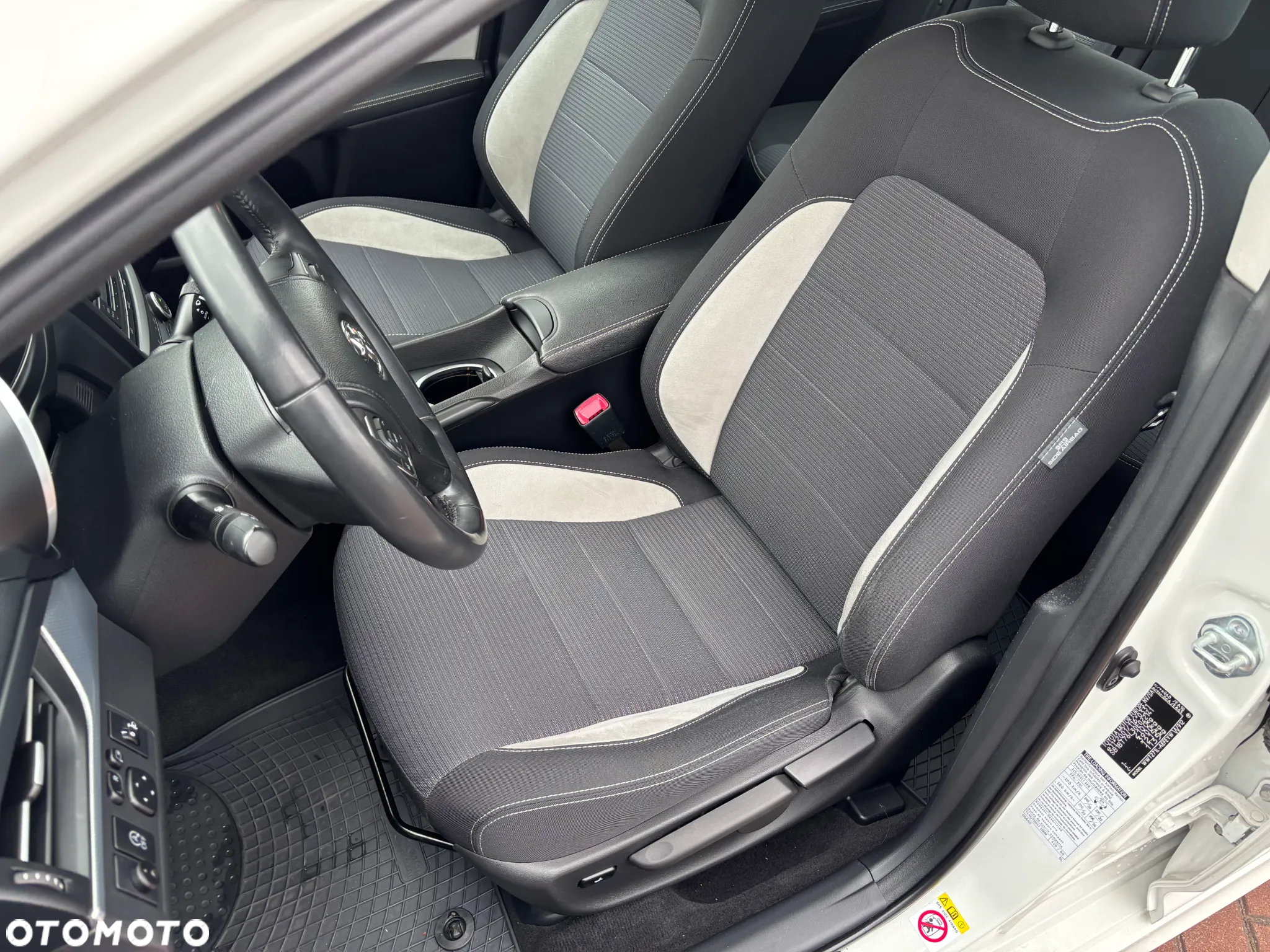 Toyota Avensis - 12