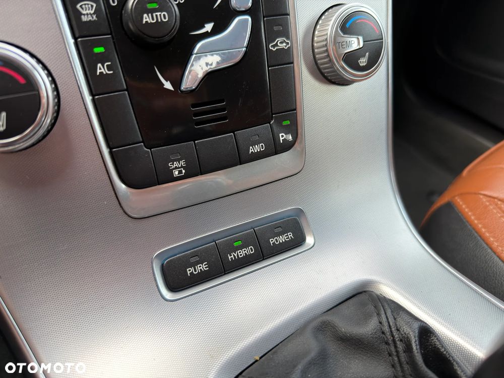 Volvo V60 D6 AWD Plug-in Hybrid R-Design Momentum - 17