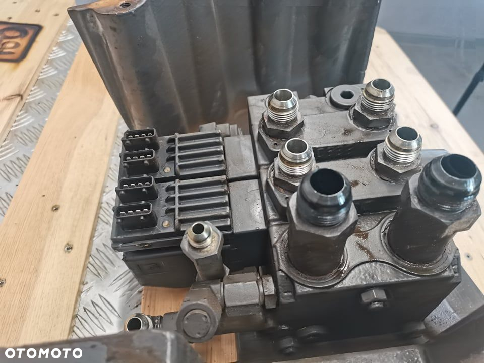 Valtra T.... 2014r {Blok zaworowy Sauer-Danfoss} - 4