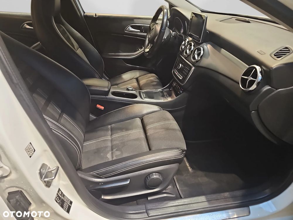 Mercedes-Benz GLA 200 7G-DCT Urban - 20