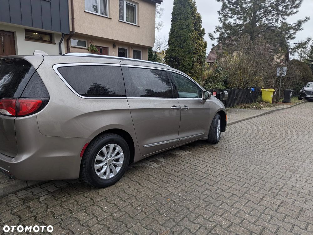 Chrysler Pacifica - 10