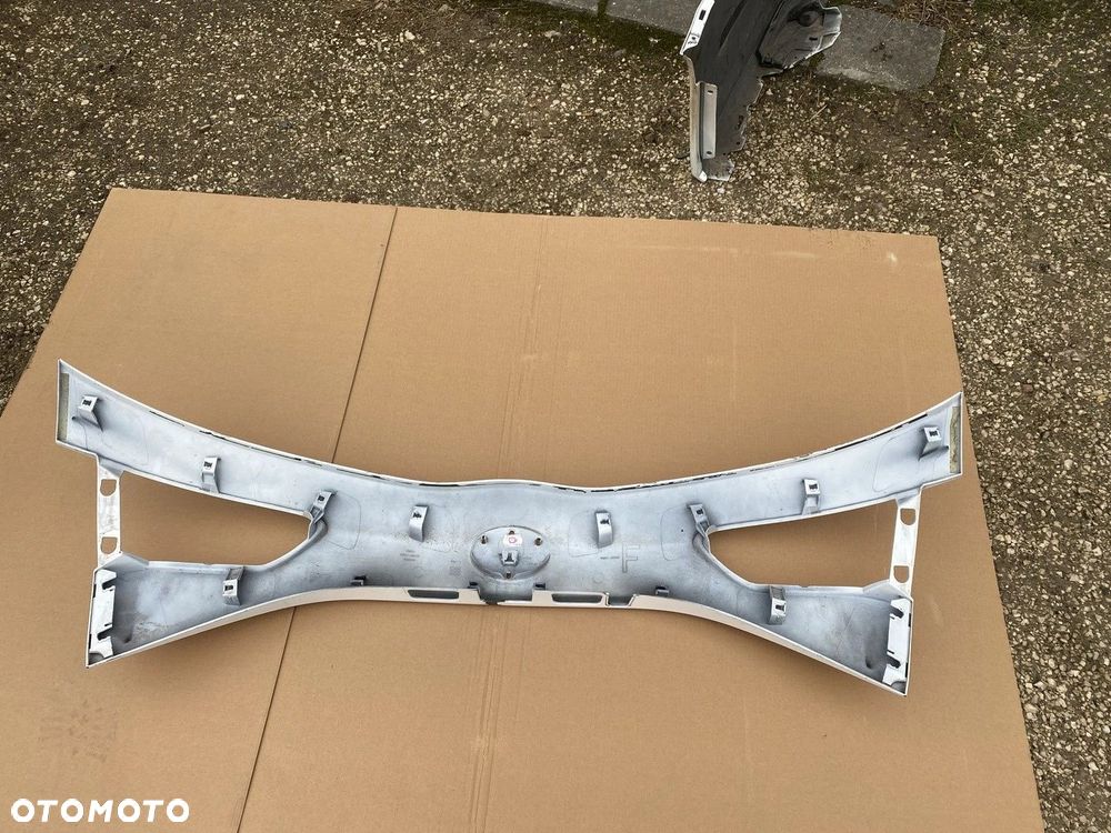 BLENDA LISTWA NA TYLNA KLAPĘ TOYOTA YARIS III LIFT 17- 76811-0DA30 - 2