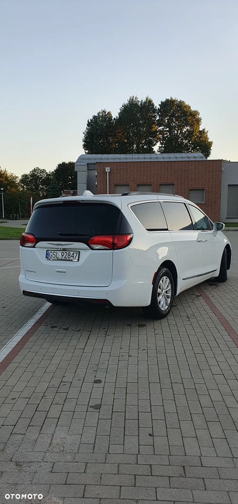 Chrysler Pacifica - 17