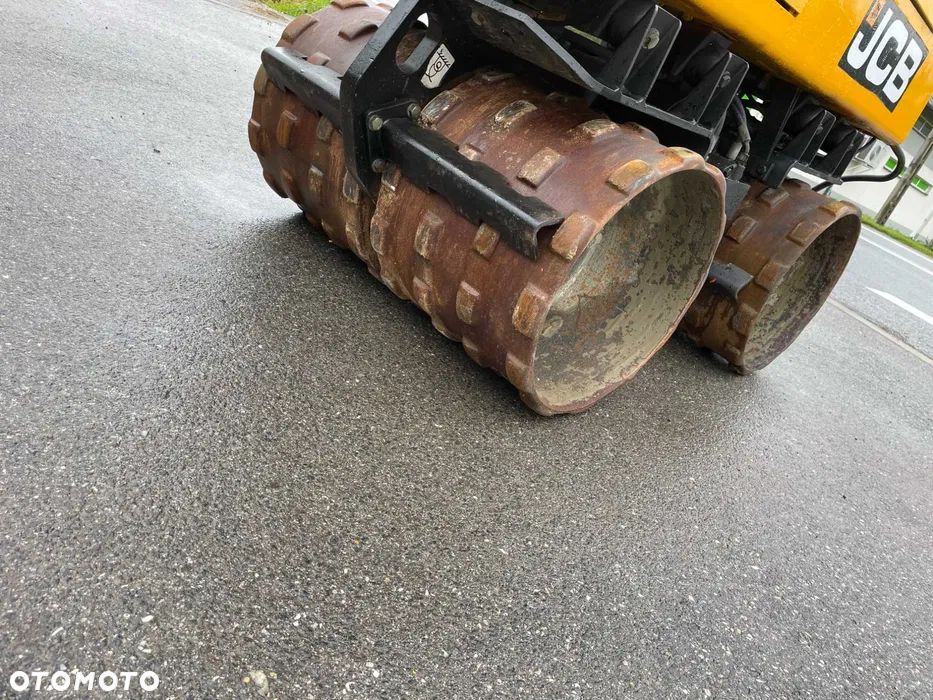 JCB VM1500 Walec Okołkowany 1600kg. Walec do wykopów, terenu oraz bystrych podjazdów! Maszyna jak Nowa. 441 mtg. 2015 rok. Walec przywieziony z Norwegii. Silnik Kubota 3 cylindry 28 km. Poteżna moc ubijania na dwa bębny lub każdy z osobna! Komfortowe sterowanie!  Maszyna zadbana jak Nowa z salonu. Odpala na dotyk. Zero luzów i wycieków. Rewelacyjna cena! Nadaje się do kruszyw ziemi oraz błota i bystrych podjazdów. O wiele lepsze rozwiązanie niż zagęszczarka 500kg. - 6