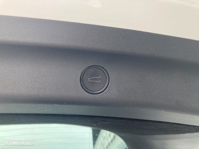 Tesla Model Y Long Range Dual Motor AWD - 29