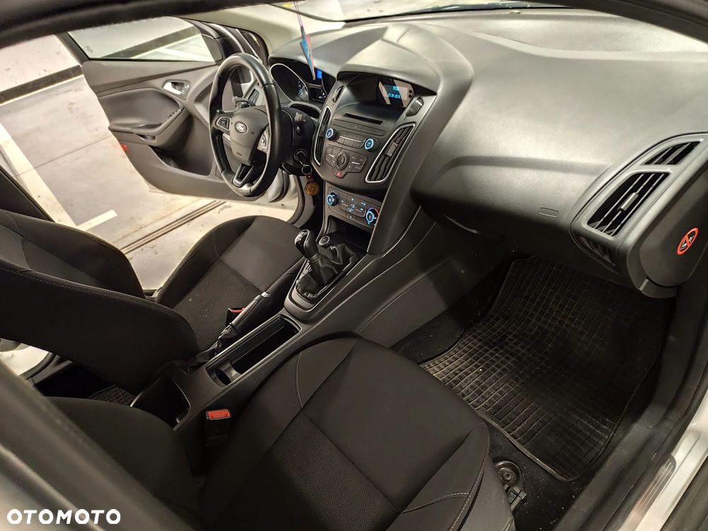 Ford Focus 1.6 Ambiente - 4