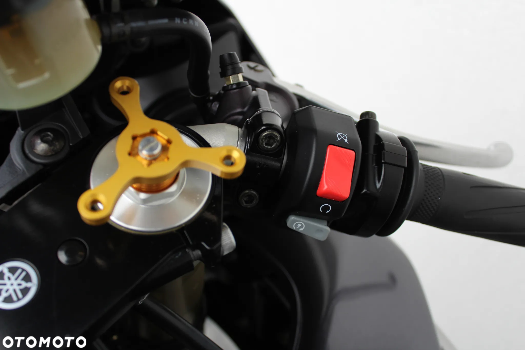 Yamaha R1 - 18
