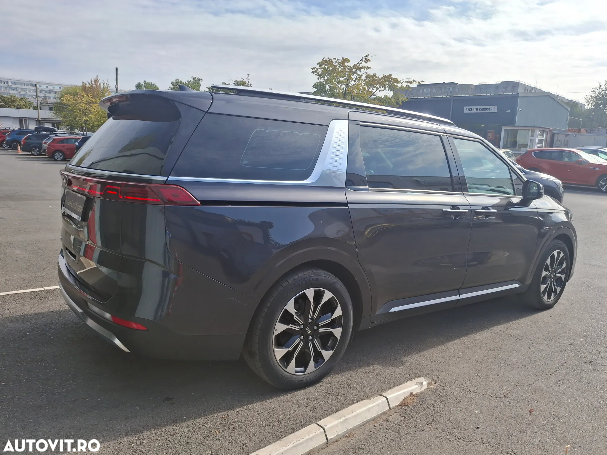 Kia Carnival - 8
