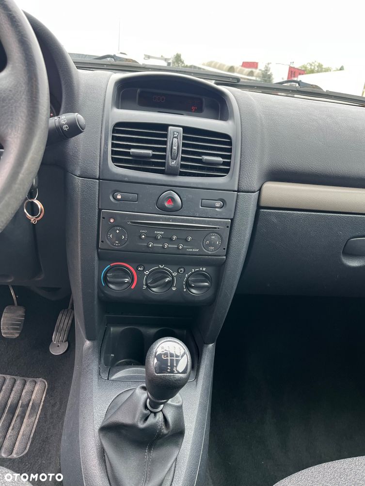 Renault Clio 1.2 16V Arctica - 11