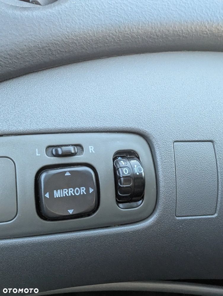 Toyota Yaris 1.3 - 30