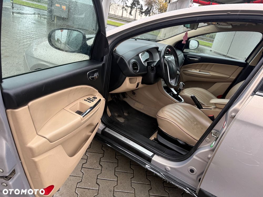 Lancia Delta 1.6 MJ Platino - 16