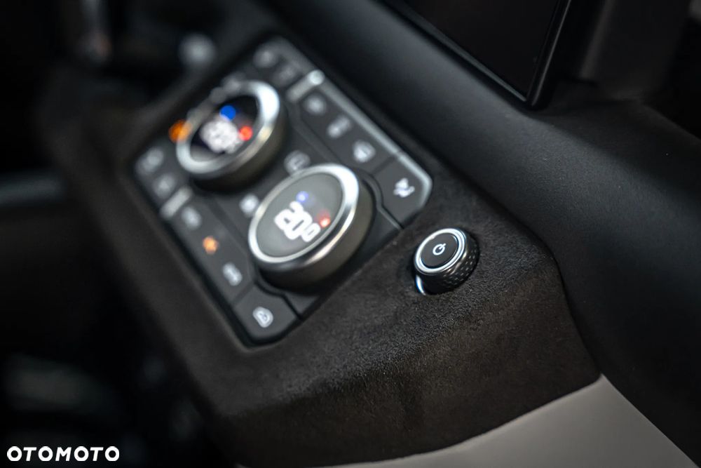 Land Rover Defender 3.0 D200 mHEV X-Dynamic HSE - 38