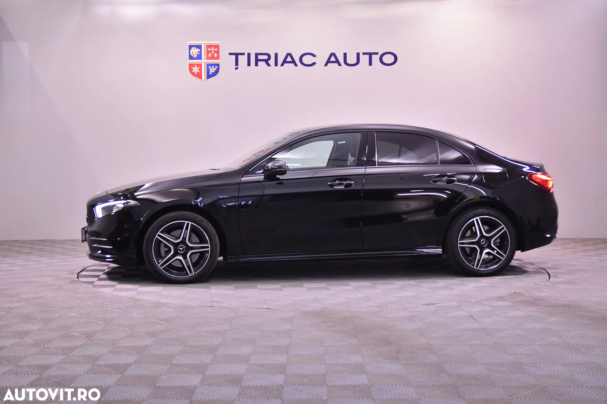 Mercedes-Benz A 250 e 8G-DCT AMG Line - 2