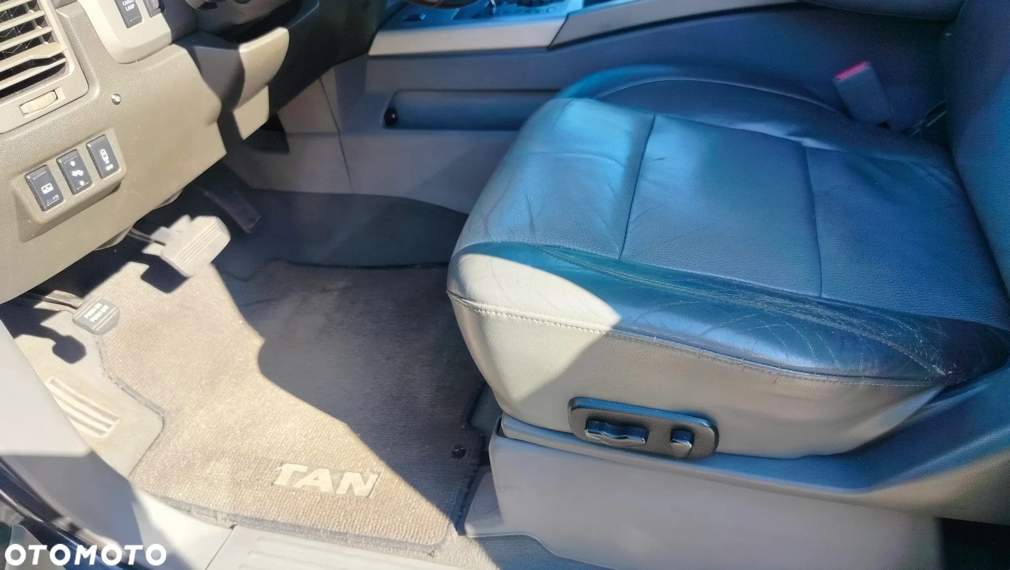 Nissan Titan 5.6 V8 LE Crew Cab - 29