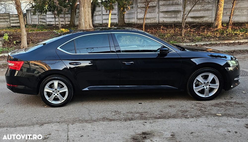 Skoda Superb Combi 2.0 TDI DSG SportLine - 3