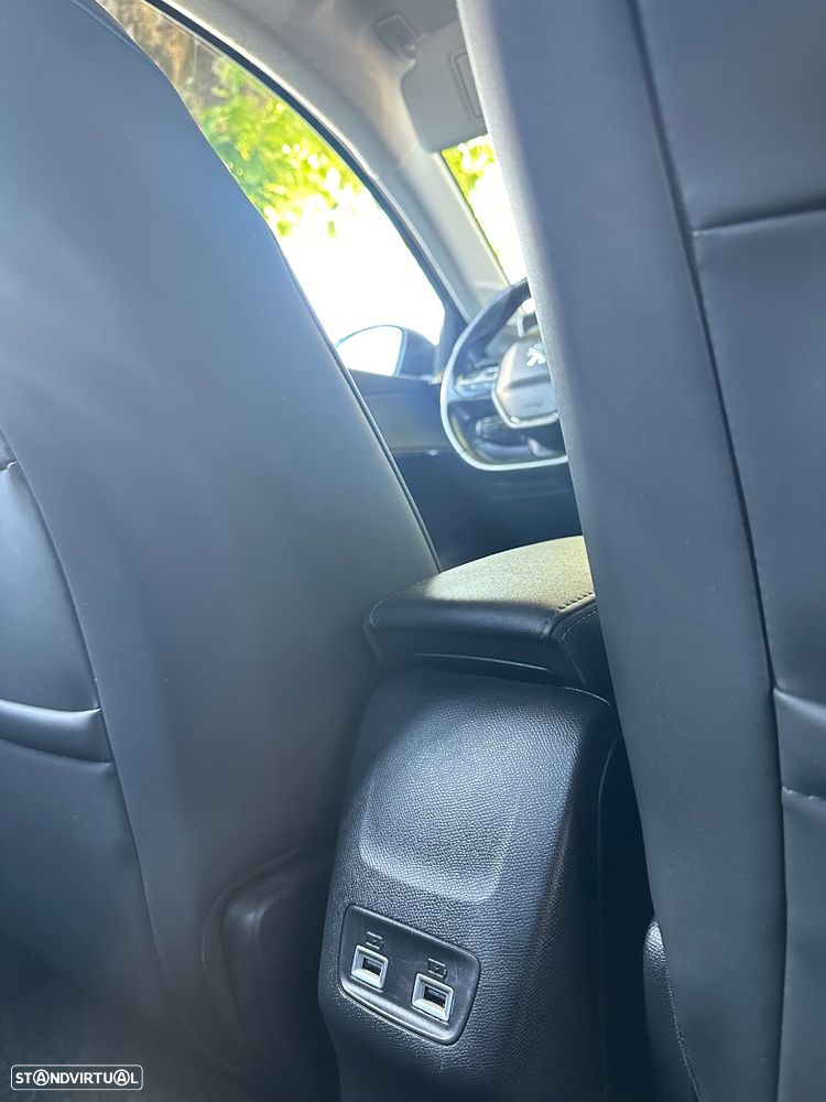 Peugeot e-208 Allure - 21