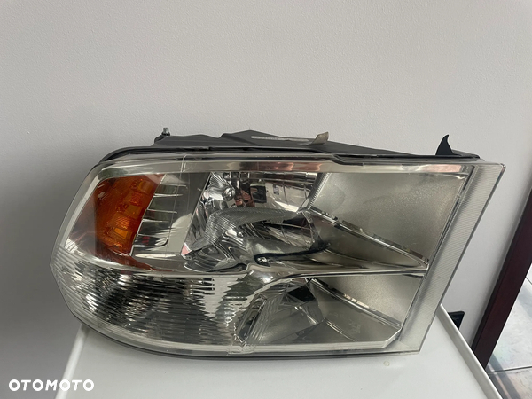 Lampa Dodge RAM 1500 prawy przód