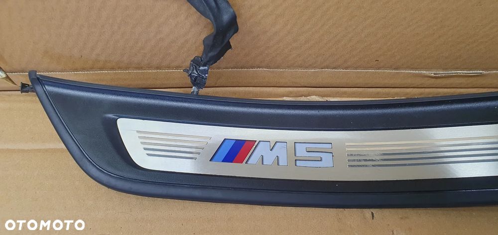 Listwa progowa progu lewy tył tylna lewa podświetlana BMW M5 G30 F90 8061071 - 2