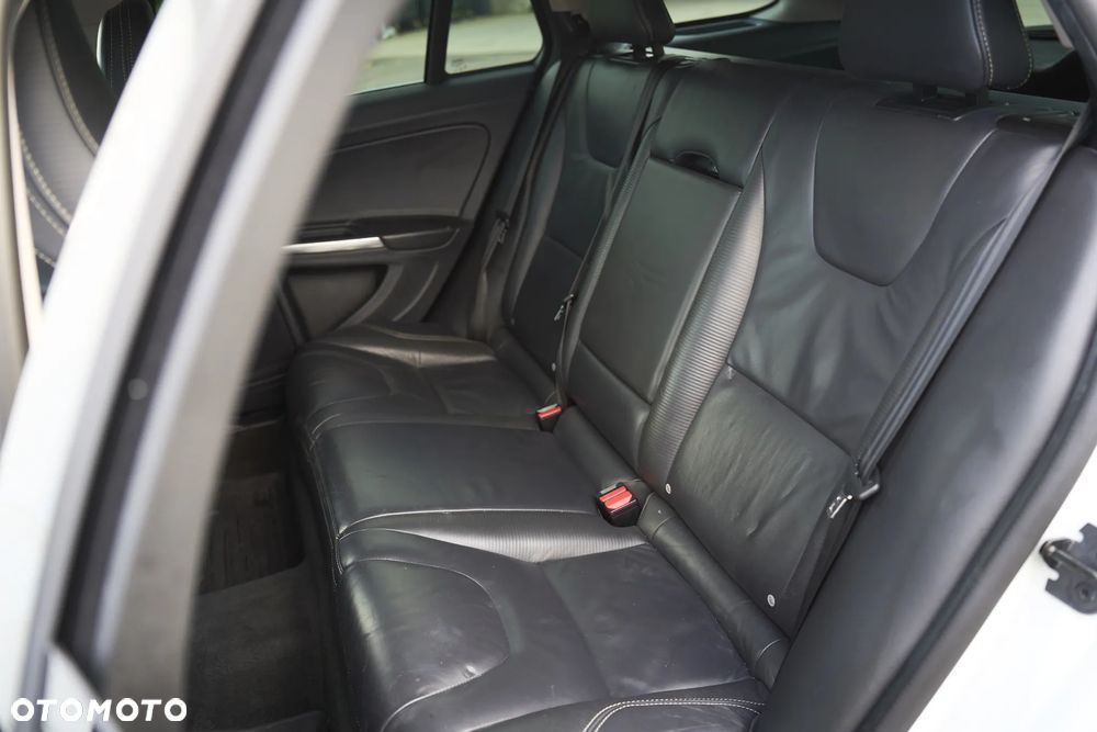 Volvo V60 D5 R-Design - 14