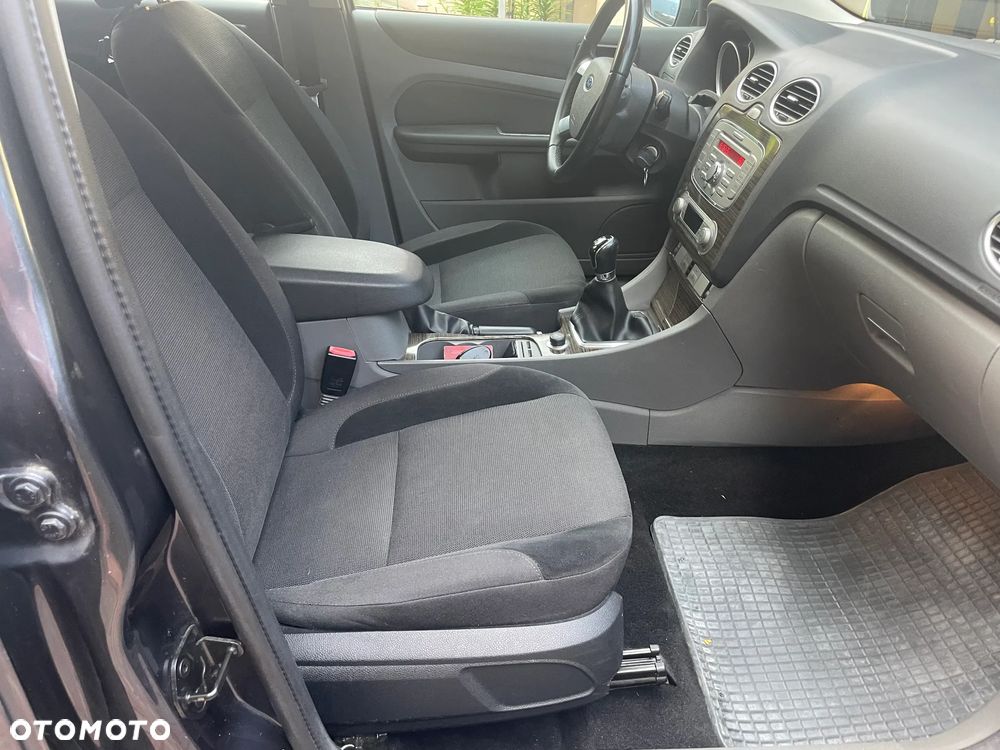 Ford Focus Ghia - 14