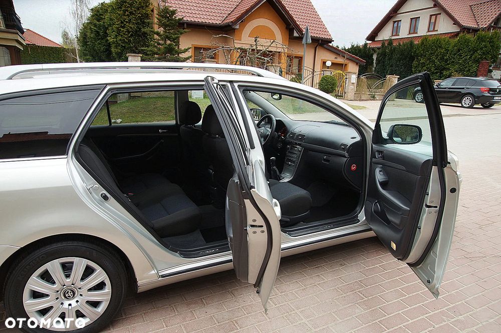 Toyota Avensis 1.8 VVT-i Sol Premium - 19