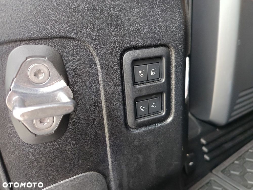 Land Rover Defender - 24