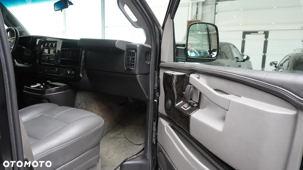 Chevrolet Express - 8