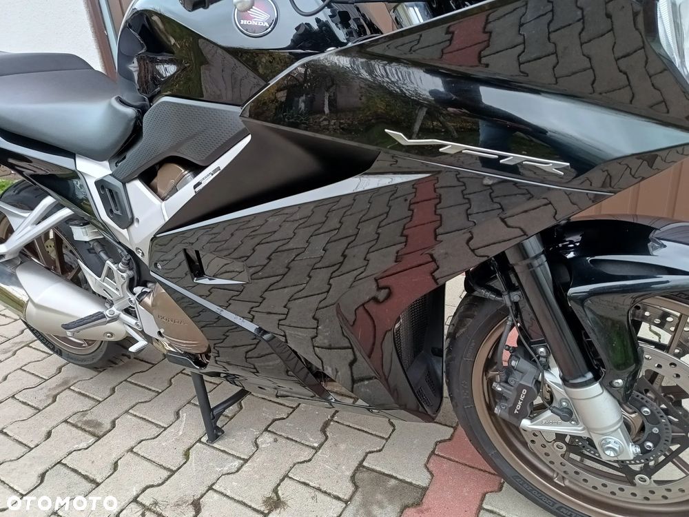 Honda VFR - 13