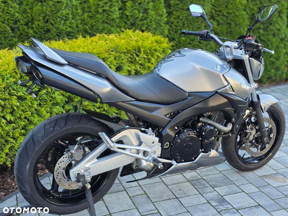 Suzuki GSR - 4