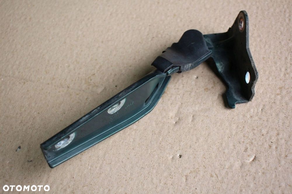 Zawias maski PRAWY Seat Toledo II Leon I 1M0823302B - 1