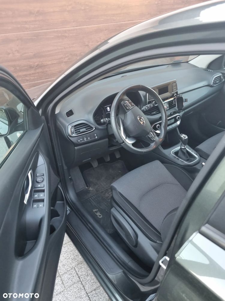 Hyundai i30 1.5 DPI Classic + - 10