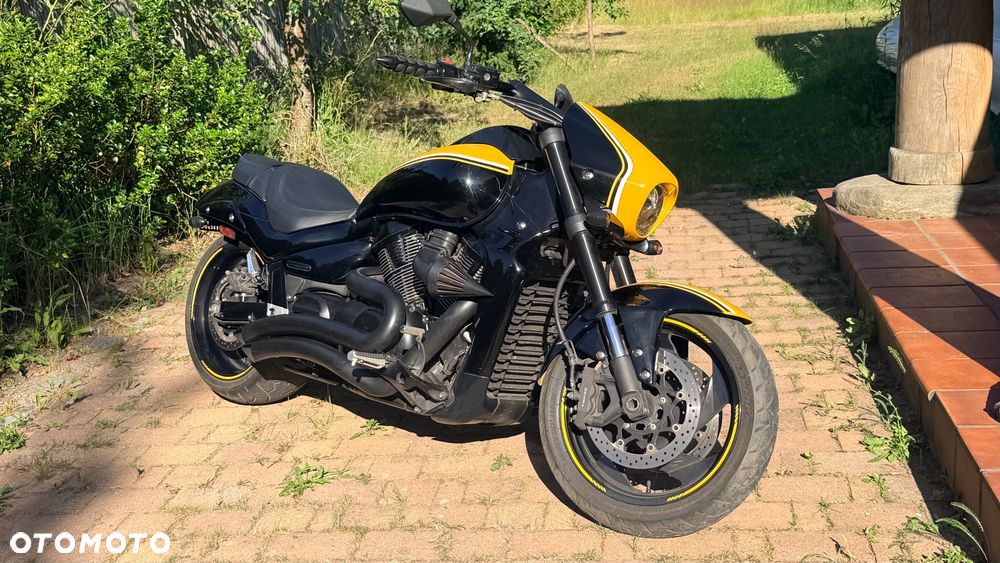 Suzuki Intruder - 12