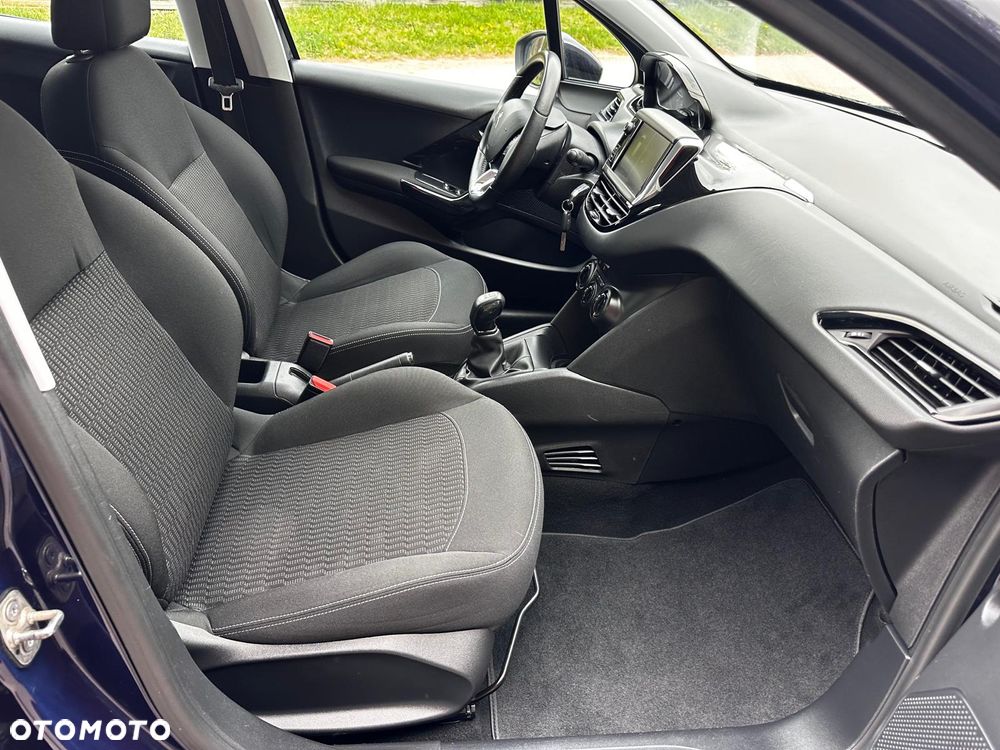 Peugeot 208 - 23