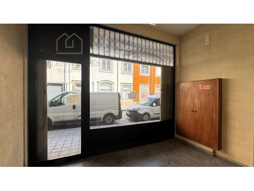 Loja com logradouro para comprar na Rua Alves de Veiga - Porto - Grande imagem: 2/17