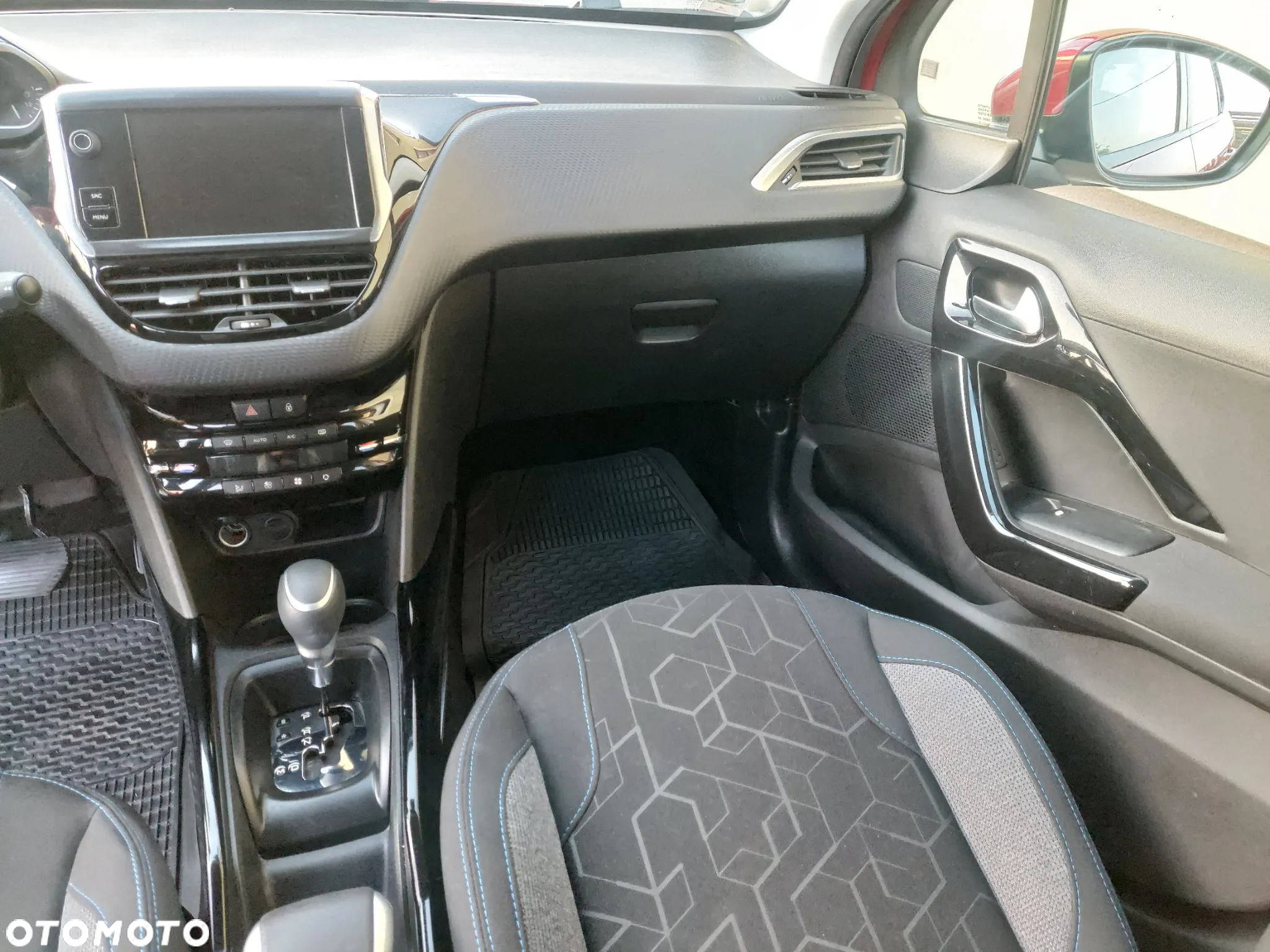 Peugeot 2008 1.2 Pure Tech GPF Signature S&S EAT6 - 21