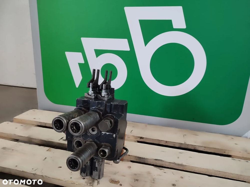 Rozdzielacz hydrauliczny gniazda DEUTZ FAHR AGROTRON 6.20 - 1