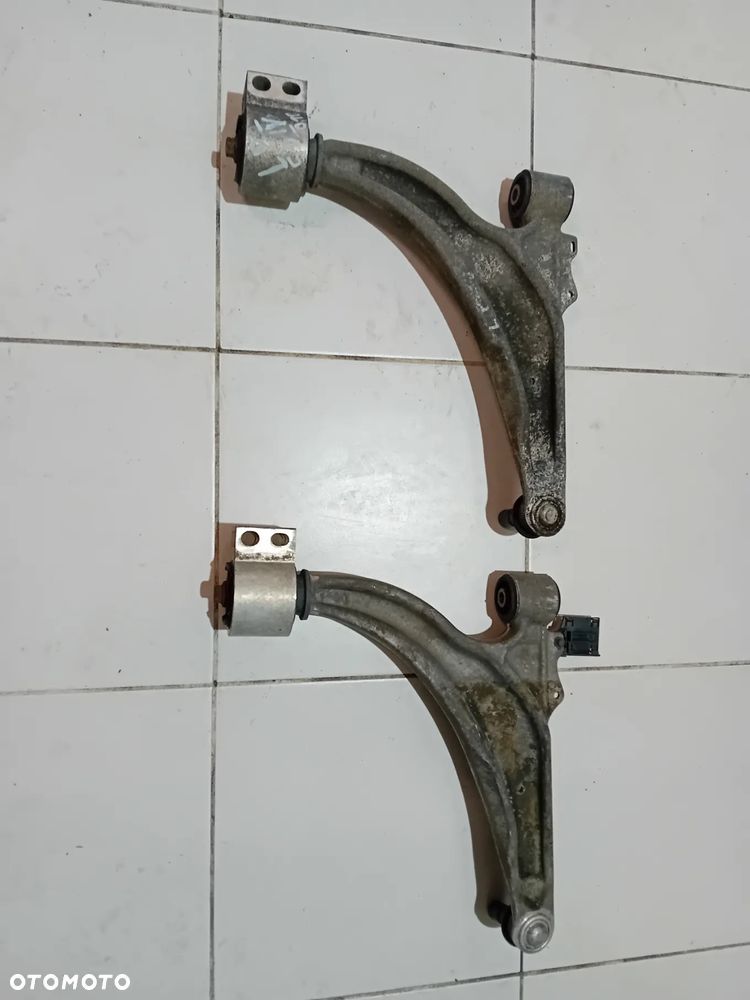 wahacz lewy przód Opel Astra IV 2010 - 2