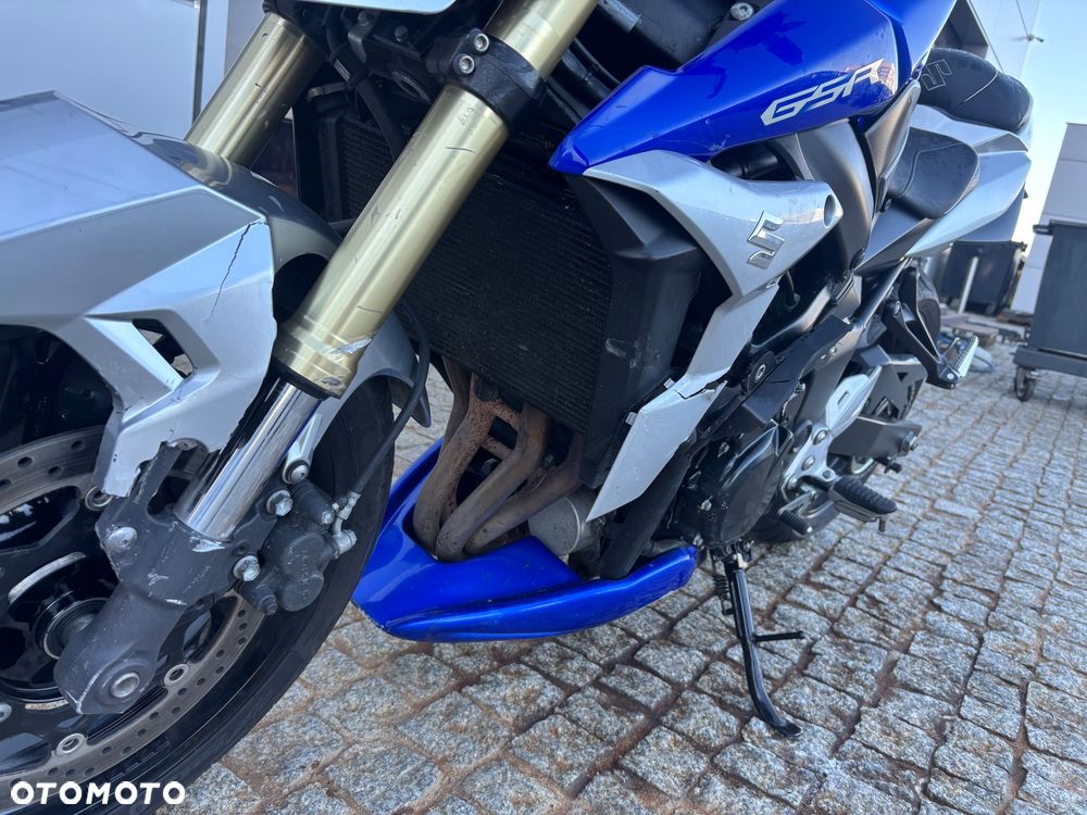 Suzuki GSR - 6